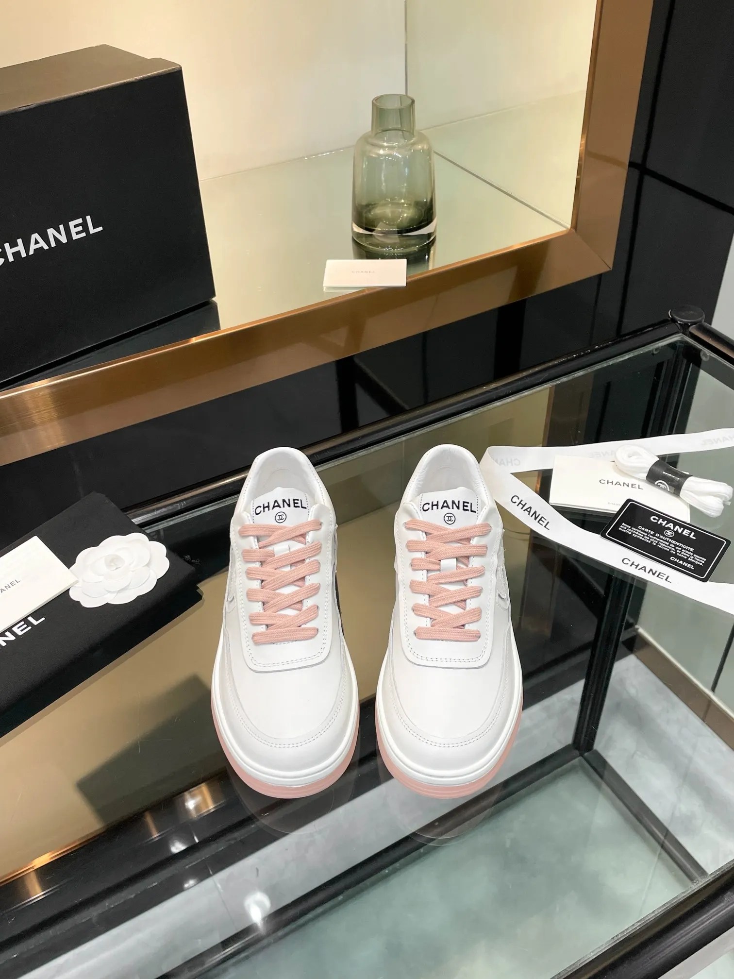 👟👟Ex-factory price 520👟👟Chanel Chanel 25SF latest model full leather panda color white shoes casual sports shoes skateboard shoes original purchase and development production Xiaoxiang C Home Another super popular item in the counter, loved by Internet celebrity bloggers and sisters, and various praises on social platforms. It is very popular, has a high texture, is breathable and super spring and summer. Seeing this issue always arouses the inner desire of girls for fashion. The latest suede material, classic black and white color, full of fashionable feeling on the feet, easy to care for. Fabric: Original customized imported cowhide material. Lining: Customized soft sheepskin lining. Sole: Original molded TPU non-slip outsole. Bottom thickness: 2.5CM. Size: Women's size 35-40 (custom-made sizes 40 are non-refundable)
